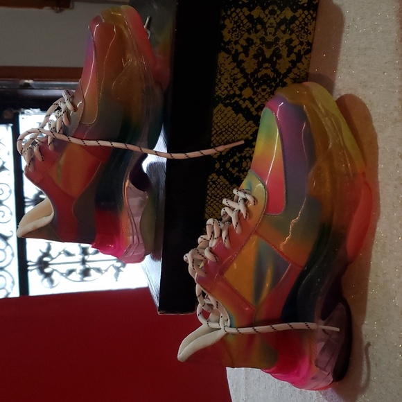 Sneakers - Picture 2 of 5